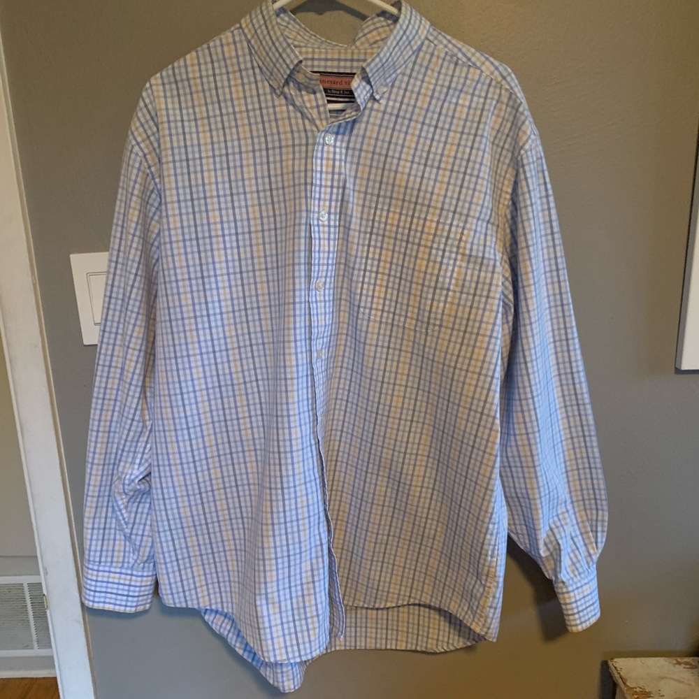 Men’s Vinyard Vines button down!